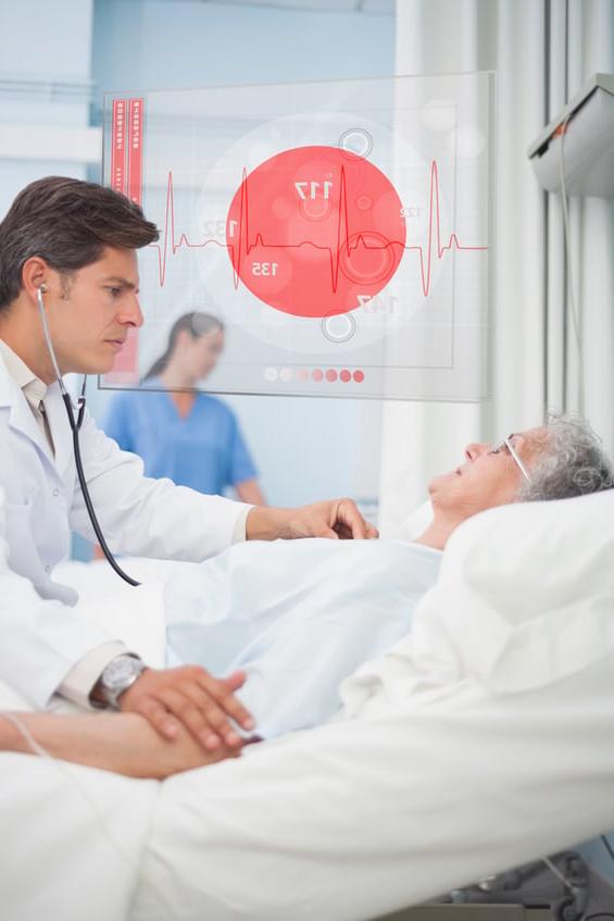 医生在显示心电图数据的悬停未来屏幕旁检查老年患者的脉搏